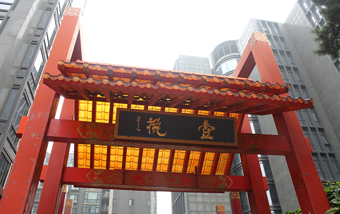 年輕人弱電為壹瓶社區(qū)建設人行通道